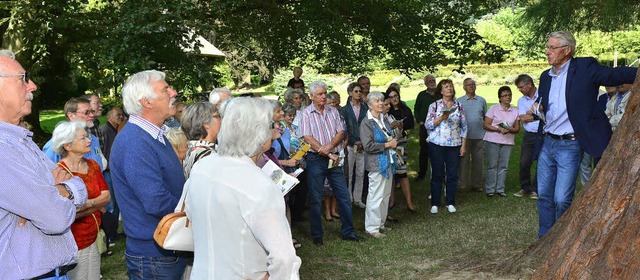 Im  Emmendinger Stadtgarten stehen pr...stellte die beeindruckenden Bume vor.  | Foto: Dieter Erggelet