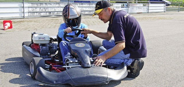 Jugendleiter Michael Zeck erklrt, wie ein Kart funktioniert.  | Foto: Christian Ringwald