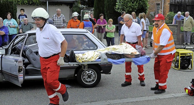 Die Zuschauer verfolgen die Bergung der Patienten.   | Foto: Wolfgang Knstle