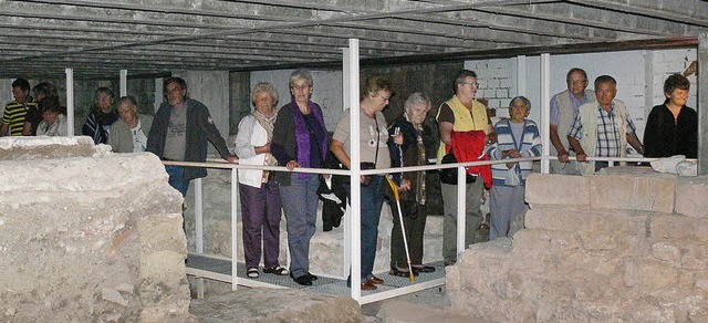 Im Untergeschoss der Klosterkirche: die Landfrauen mit Partnern   | Foto: dieter fink