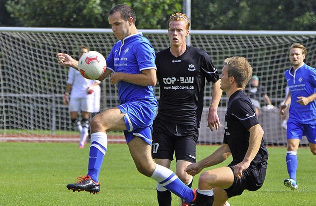 Der Neustdter Klaus Gallmann (links) ...im Heimspiel gegen die DJK Villingen.   | Foto: bernd seger