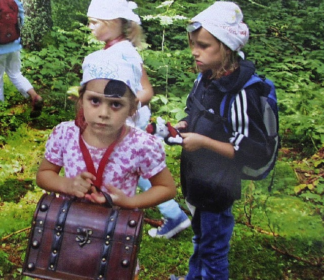 berrascht: Die sechsjhrige Joelle Kammerling hat die Schatzkiste entdeckt.   | Foto: Bruno Morath