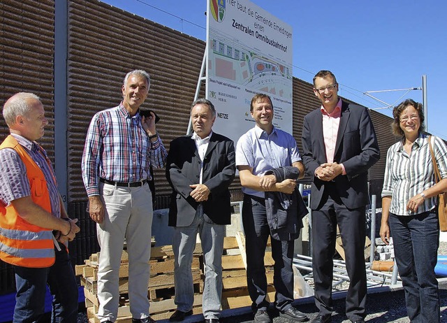 Bauberwacher Dieter Benz und Brgerme...beim Eimeldinger Bahnhof (von links).   | Foto: Frey