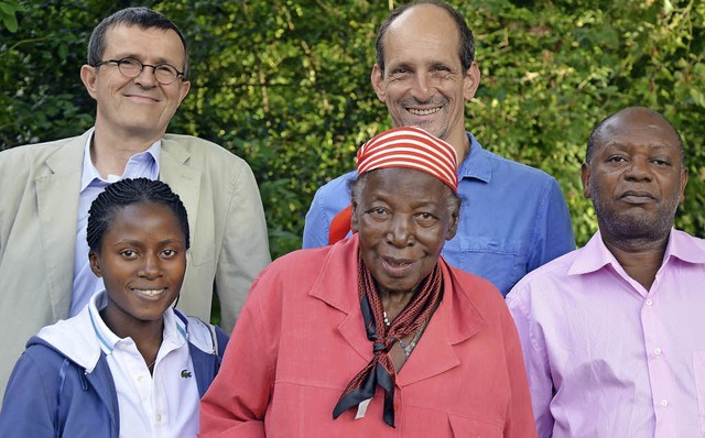 Helfen einander:  (hinten  von links) ...wagi, Anne Namuddu und George NKonge.   | Foto: BZ