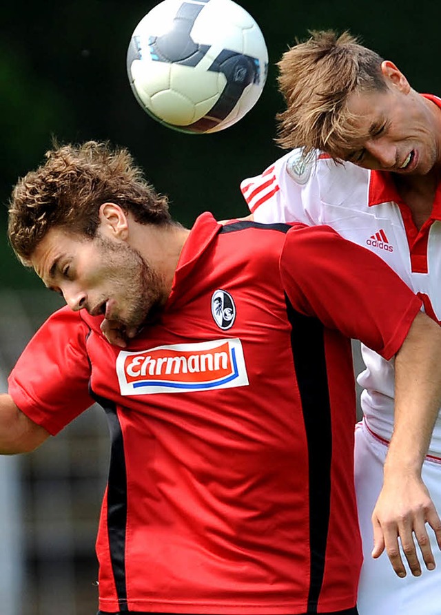 Hoch zum Kopfball &#8211;  im Mai 2011...C  Freiburg II: Shqipon Bektashi (li.)  | Foto: Archivfoto: pas