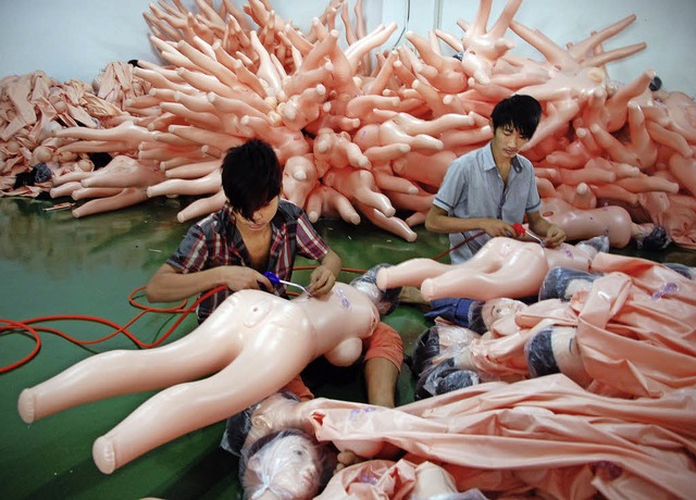 Hier geht ohne Gummi nichts: In einer ...etzen Arbeiter die Sexpuppen zusammen.  | Foto: dpa