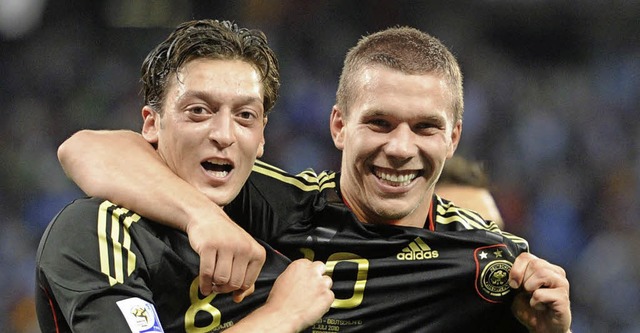Knftig nicht nur im Nationalteam Team...Mesut zil (links) und Lukas Podolski   | Foto: dpa