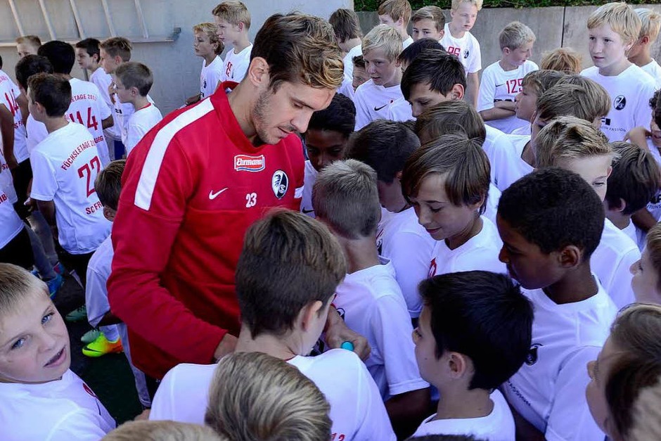 Bei den Füchsletage schrieben die Spieler und Trainer Christian Streich Autogramme und gaben dem Nachwuchs Tipps. (Foto: Ingo Schneider) Bei den Füchsletage schrieben die Spieler und Trainer Christian Streich Autogramme und gaben dem Nachwuchs Tipps. (Foto: Ingo Schneider)