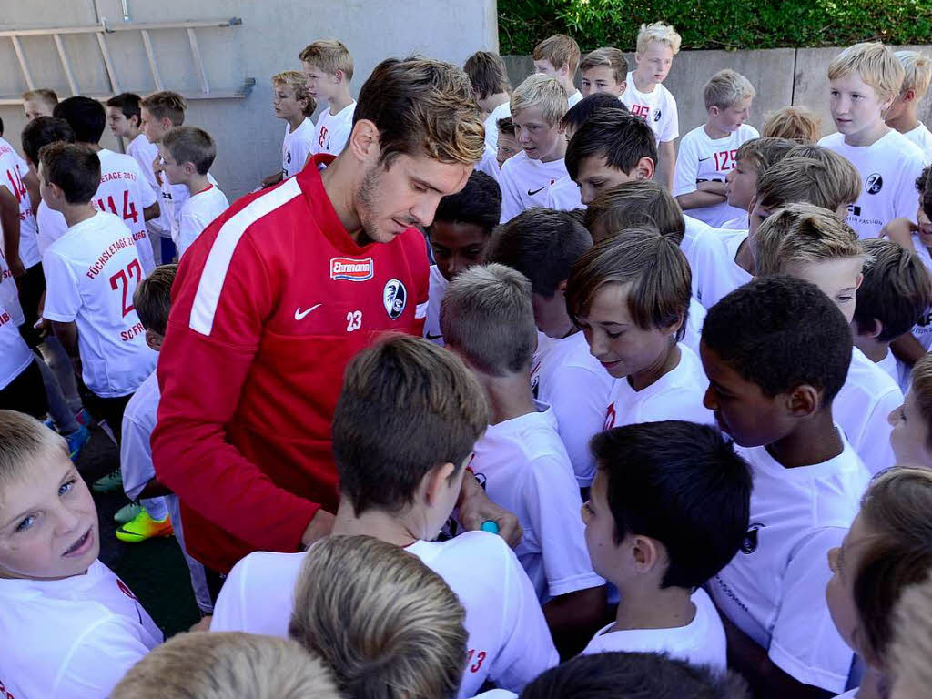 Bei den Fchsletage schrieben die Spieler und Trainer Christian Streich Autogramme und gaben dem Nachwuchs Tipps.