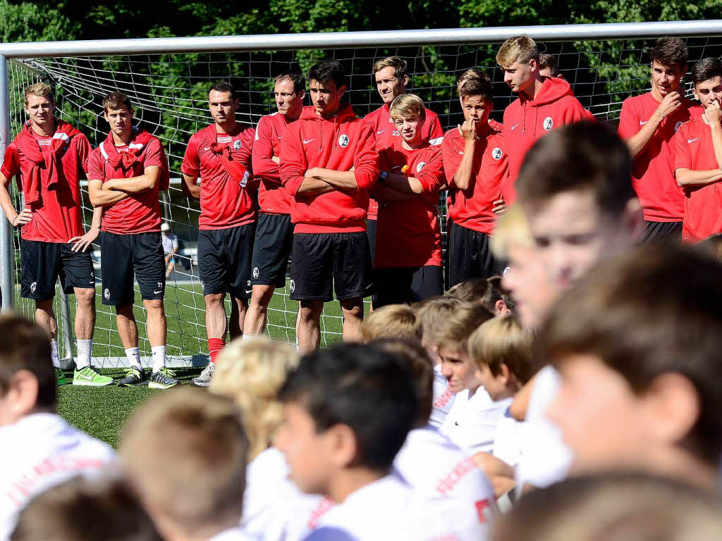 Bei den Fchsletage schrieben die Spieler und Trainer Christian Streich Autogramme und gaben dem Nachwuchs Tipps.