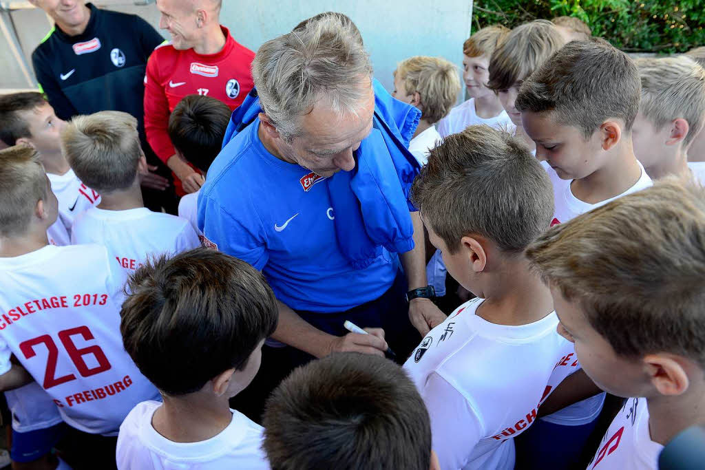 Bei den Fchsletage schrieben die Spieler und Trainer Christian Streich Autogramme und gaben dem Nachwuchs Tipps.