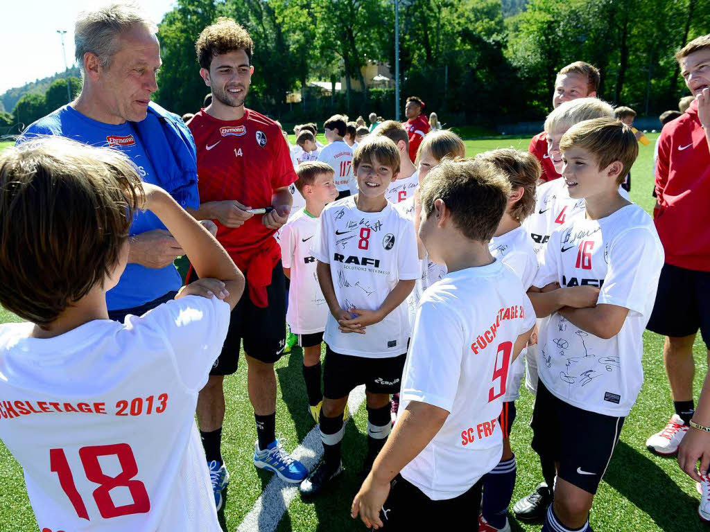 Bei den Fchsletage schrieben die Spieler und Trainer Christian Streich Autogramme und gaben dem Nachwuchs Tipps.