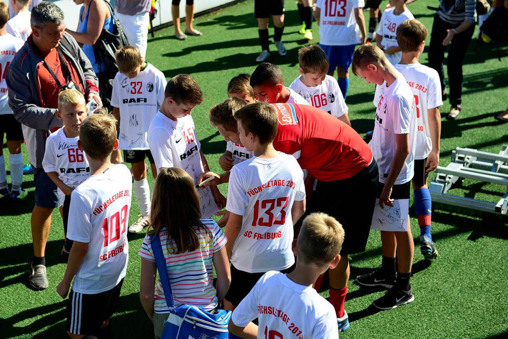 Bei den Fchsletage schrieben die Spieler und Trainer Christian Streich Autogramme und gaben dem Nachwuchs Tipps.