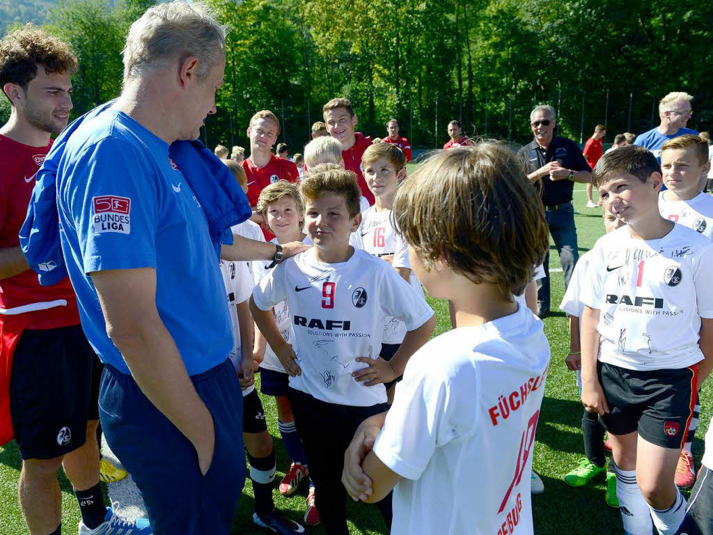 Bei den Fchsletage schrieben die Spieler und Trainer Christian Streich Autogramme und gaben dem Nachwuchs Tipps.