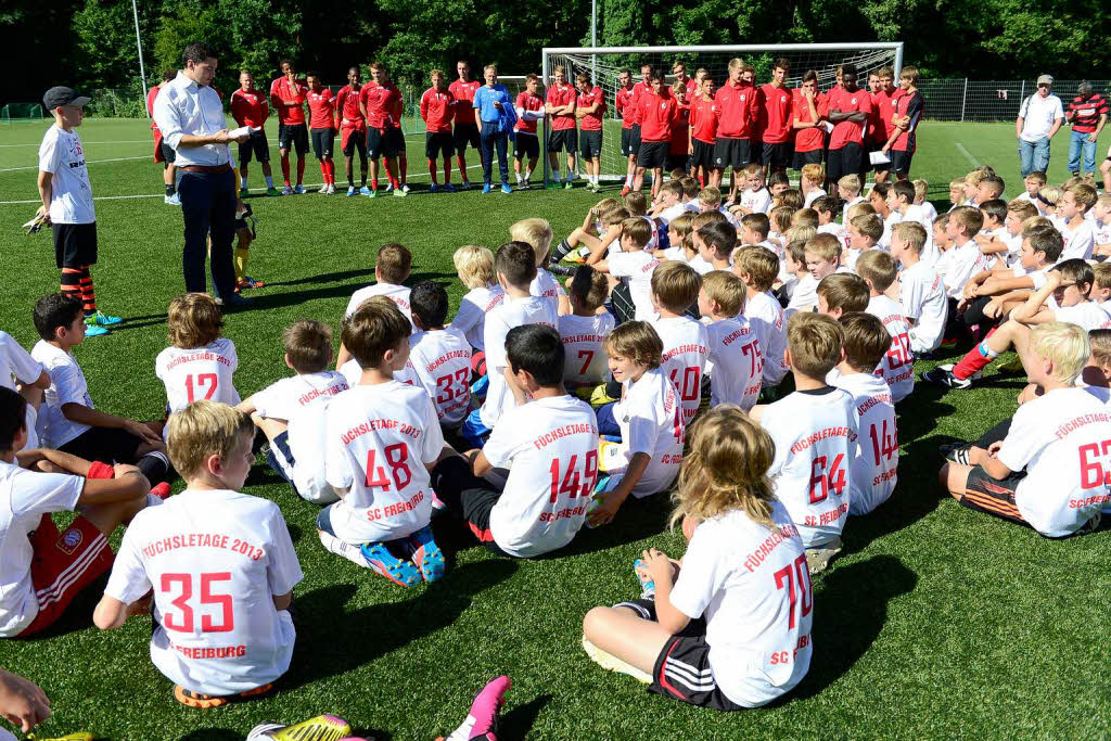 Bei den Fchsletage schrieben die Spieler und Trainer Christian Streich Autogramme und gaben dem Nachwuchs Tipps.