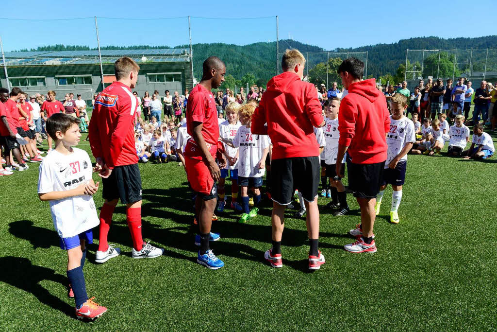 Bei den Fchsletage schrieben die Spieler und Trainer Christian Streich Autogramme und gaben dem Nachwuchs Tipps.