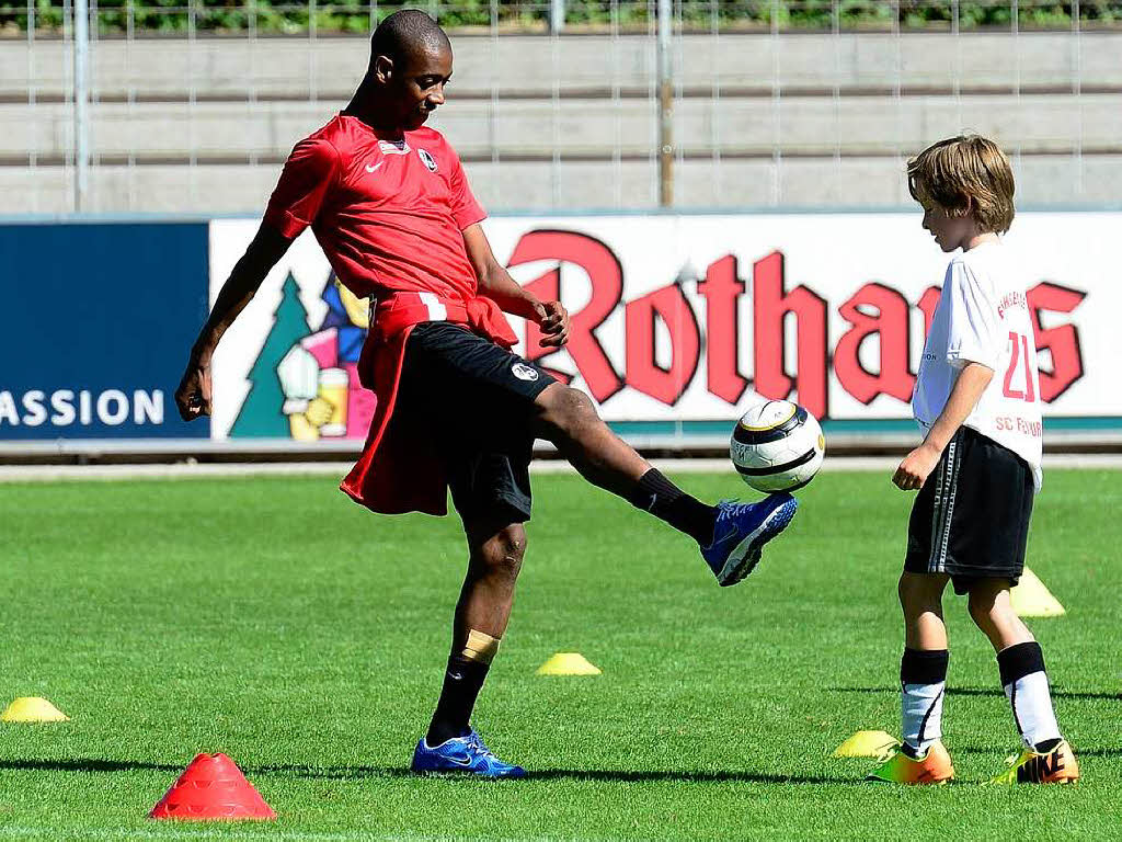 Bei den Fchsletage schrieben die Spieler und Trainer Christian Streich Autogramme und gaben dem Nachwuchs Tipps.