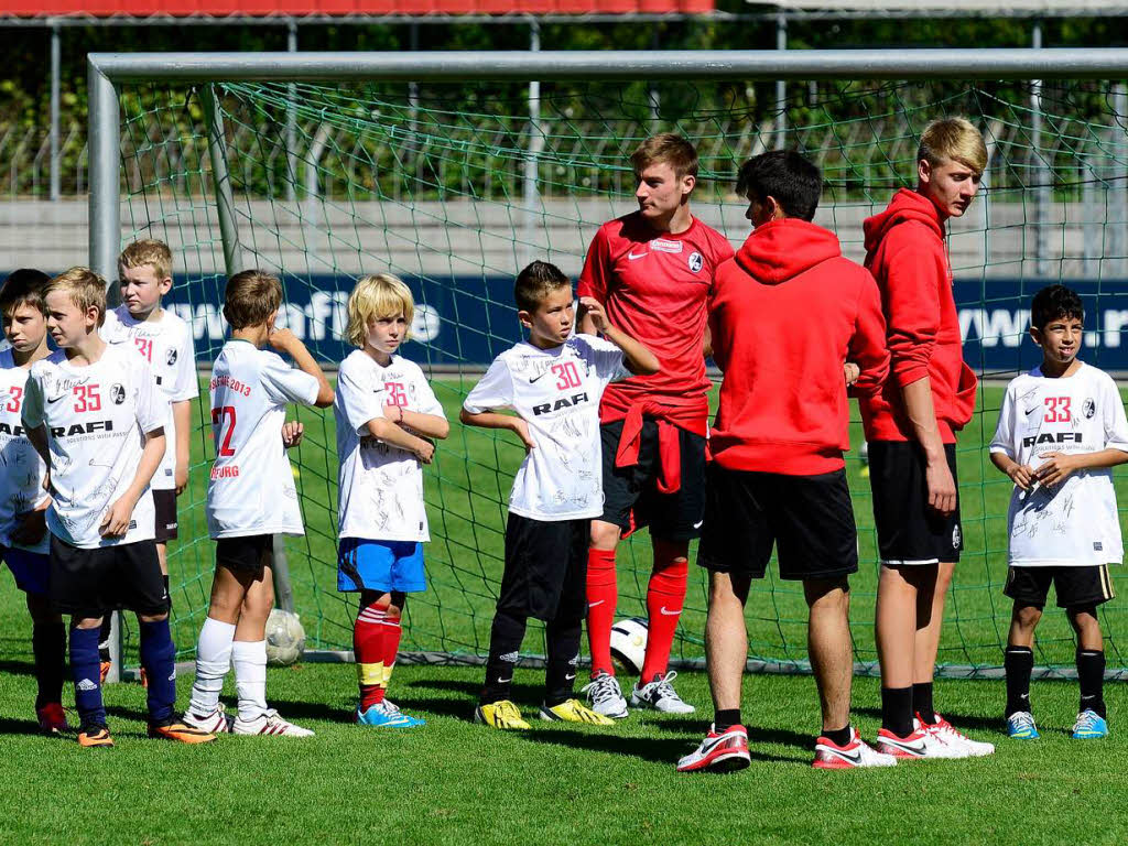 Bei den Fchsletage schrieben die Spieler und Trainer Christian Streich Autogramme und gaben dem Nachwuchs Tipps.