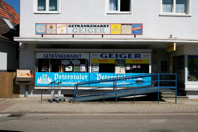 Bislang verkauft Gerhard Geiger hier G...d Lottoscheine, bald auch Postdienste.  | Foto: Bastian Henning
