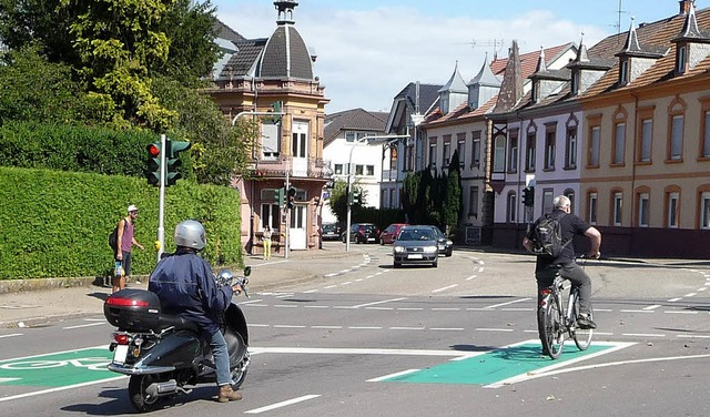 Markierungen fr Radfahrer an der Warteckkreuzung   | Foto: Stadt