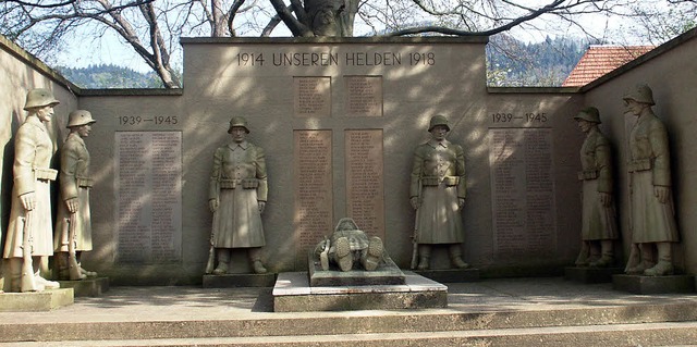 Das Kriegerdenkmal wurde am 1. Septemb...1000 Menschen an der Einweihung teil.   | Foto: Bernd Fackler