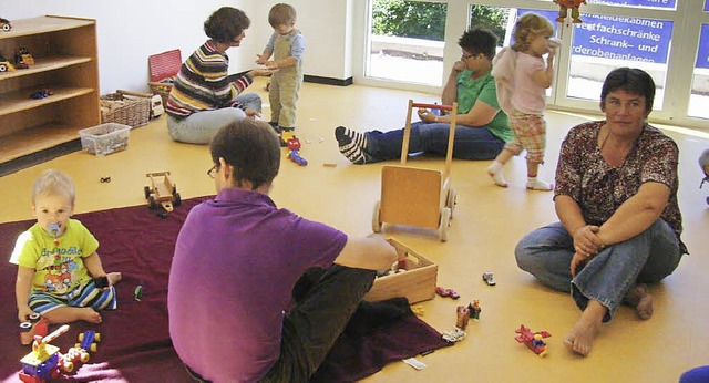 Noch nicht ganz fertig ist die Ausstat...erste Krippenkinder mit ihren Eltern.   | Foto: Johanna Hgg