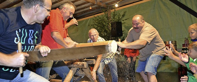 Ritsch-ratsch, und der Stamm ist in Sekundenschnelle durch.  | Foto: berger