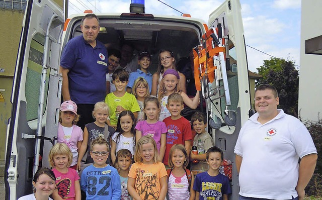 Die LaKiSo-Kids erfuhren  beim Roten K...Krasniqi (rechts) viel Wissenswertes.   | Foto: DRK