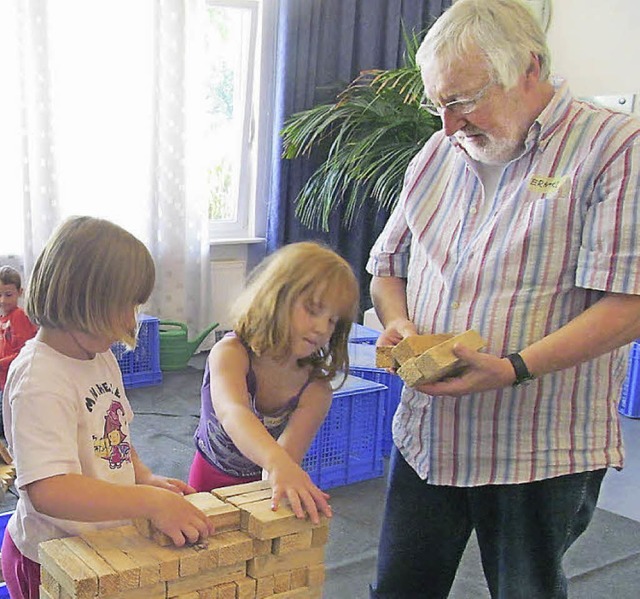 Mit Hilfe von Erwachsenen wuchsen die ...Bauwerke der Kinder rasch in die Hhe.  | Foto: Greiner