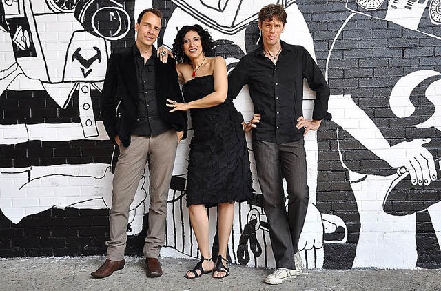 Joo Kraus, Paula Morelenbaum und Ralf Schmid (von links): das Bossarenova Trio   | Foto: Anna Cisso Pinto