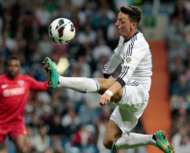 Einfach nur spielen: Mesut zil in der Arbeitskleidung von Real Madrid   | Foto: dpa