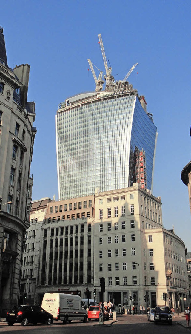 Ein heies Gebude: das sogenannte Walkie Talkie in Londons Finanzviertel.   | Foto: dpa