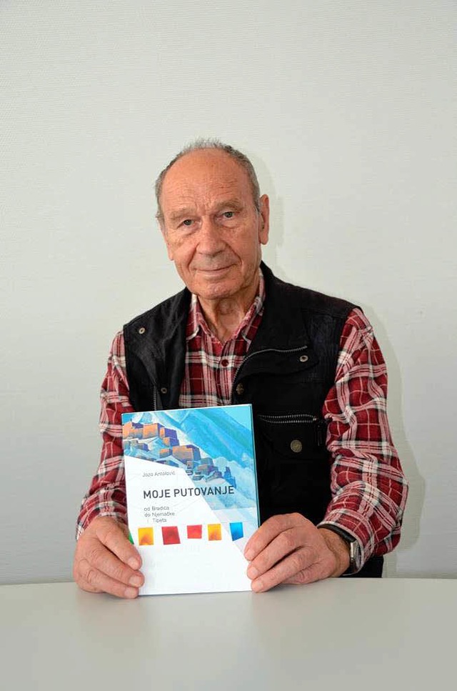 Jozo Antolovic mit der auf Kroatisch verfassten Autobiographie  | Foto: Gilg