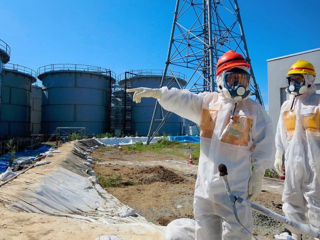 Japans Industrie-Minister Toshimitsu M...s) bei einem Besuch im Akw Fukushima.   | Foto: AFP