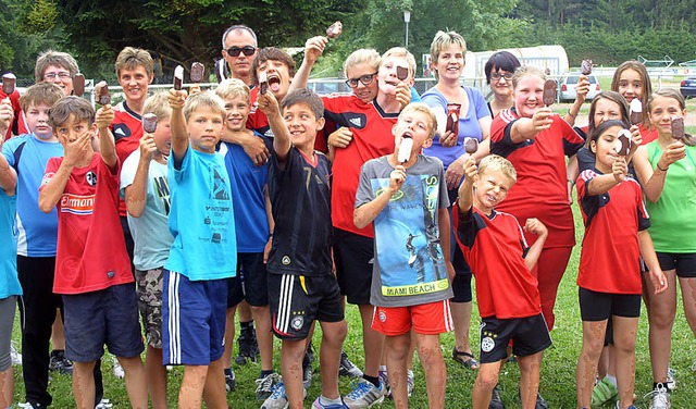 Eis gab es fr die Leichtathleten, die...tsche Sportabzeichen bestanden haben.   | Foto: Olaf Thor