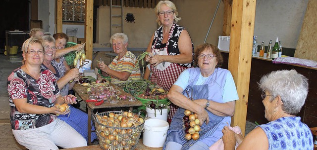 In Merdingen binden die Landfrauen Zwiebelzpfe fr das dortige Weinfest.  | Foto: Mario Schneberg