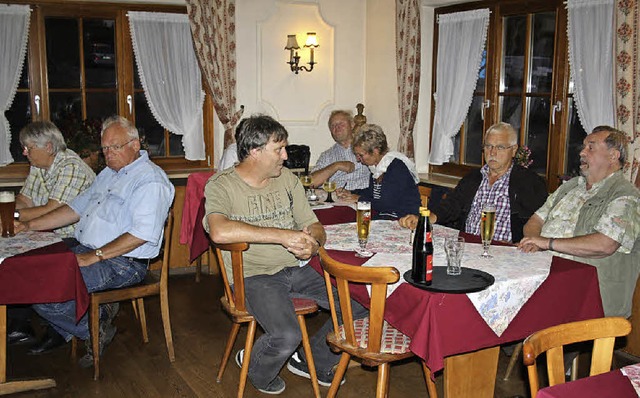 Interessierte Brger informierten sich...kschnitzelheizanlage im Zellermoos.     | Foto: Andreas Bhm