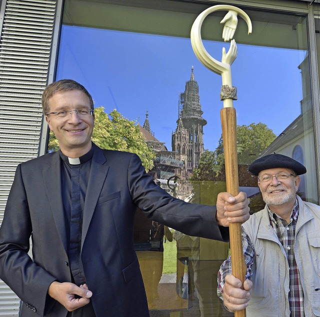 Der neue Weihbischof Michael Gerber (l...nd aus Kastanienholz hergestellt hat.   | Foto: michael Bamberger