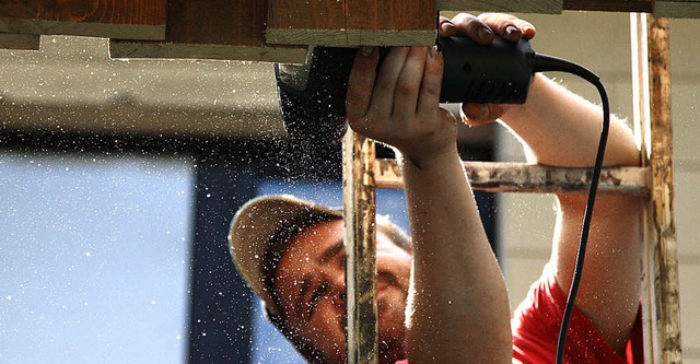 Sven Woywod beim Arbeiten an der Holzverkleidung in Zell.  | Foto: Privat