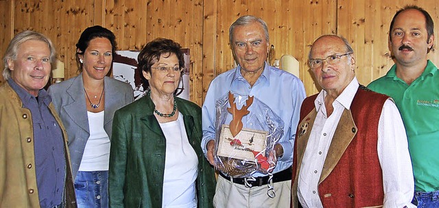 Hellmuth Zirden (Mitte) mit Familie Ma...100. Aufenthalt in Todtnauberg geehrt.  | Foto: Ulrike Jger