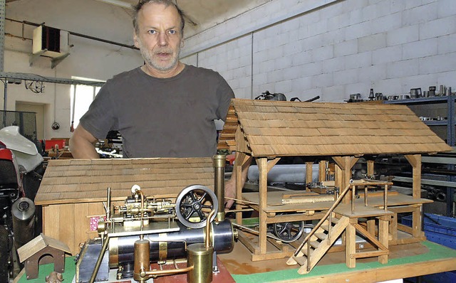 Walter Wunderle mit dem von seinem Vat... dampfmaschinenbetriebenen Sgewerks.   | Foto: michael gottstein