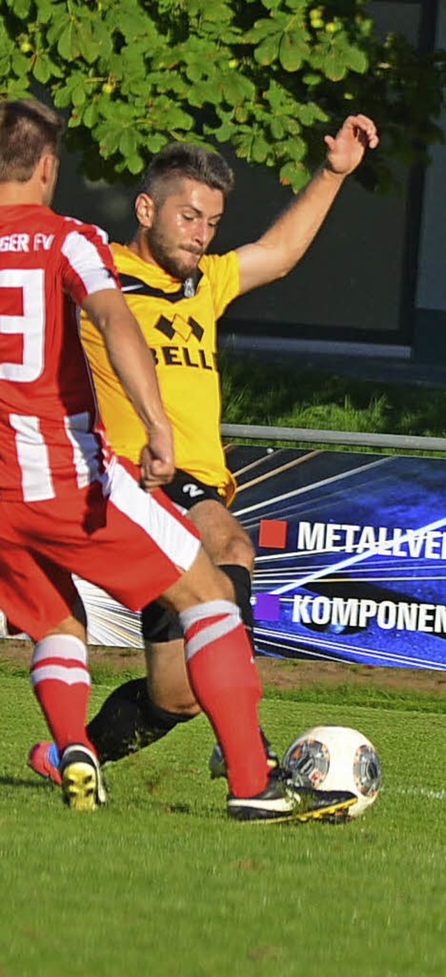 Der Wyhler Vladimir Ebel (rechts)  im Duell mit dem Offenburger Manuel Vollmer.   | Foto: Hecht