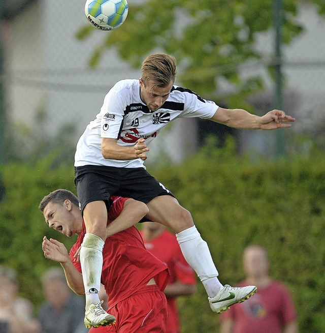 Schmerzhafte Begegnung: Dem Bahlinger ...vom FC 08 Villingen auf die Schulter.   | Foto: Patrick Seeger