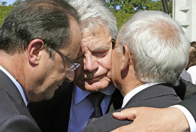 Bundesprsident Gauck gedenkt mit  Fra...44 mehr als 600 Menschen ermordet hat.  | Foto: dpa