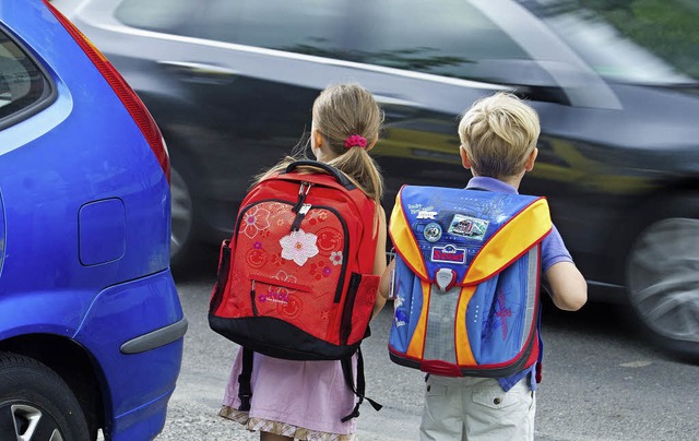 Kinder auf dem Weg zur Schule mssen besonders auf den Straenverkehr achten.   | Foto: DPA