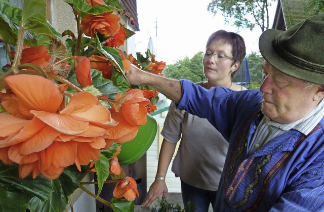 Tochter Christine schaut genau hin, we...ert. Die Begonien sind  63 Jahre alt.   | Foto: H. Simoneit