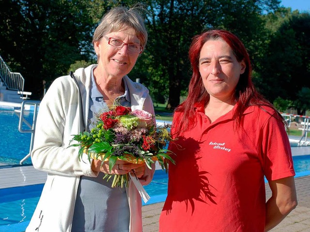 Einen Blumenstrau zum Jubilum erhiel...ks) aus den Hnden von Monika Wagner.   | Foto: gertrude siefke