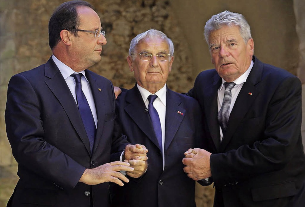 Handreichung: Präsident Hollande, Zeit... in den Ruinen  von Oradour-sur-Glane   | Foto: dpa