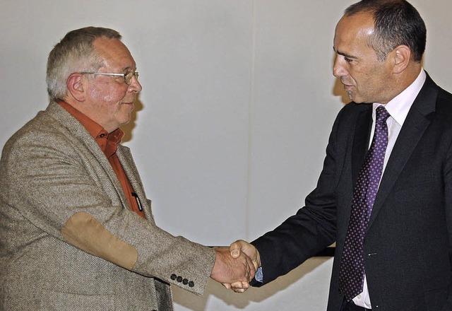 Mit Handschlag begrt Brgermeister R... Gemeinderat Herbert Kirsten (links).   | Foto: Christian Ringwald