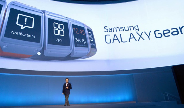 Welch bombastische Prsentation fr so...uf die erste Smartwatch Galaxy Gear .   | Foto:  Rainer Jensen/dpa